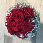 rote Rosen mit Schleierkrau