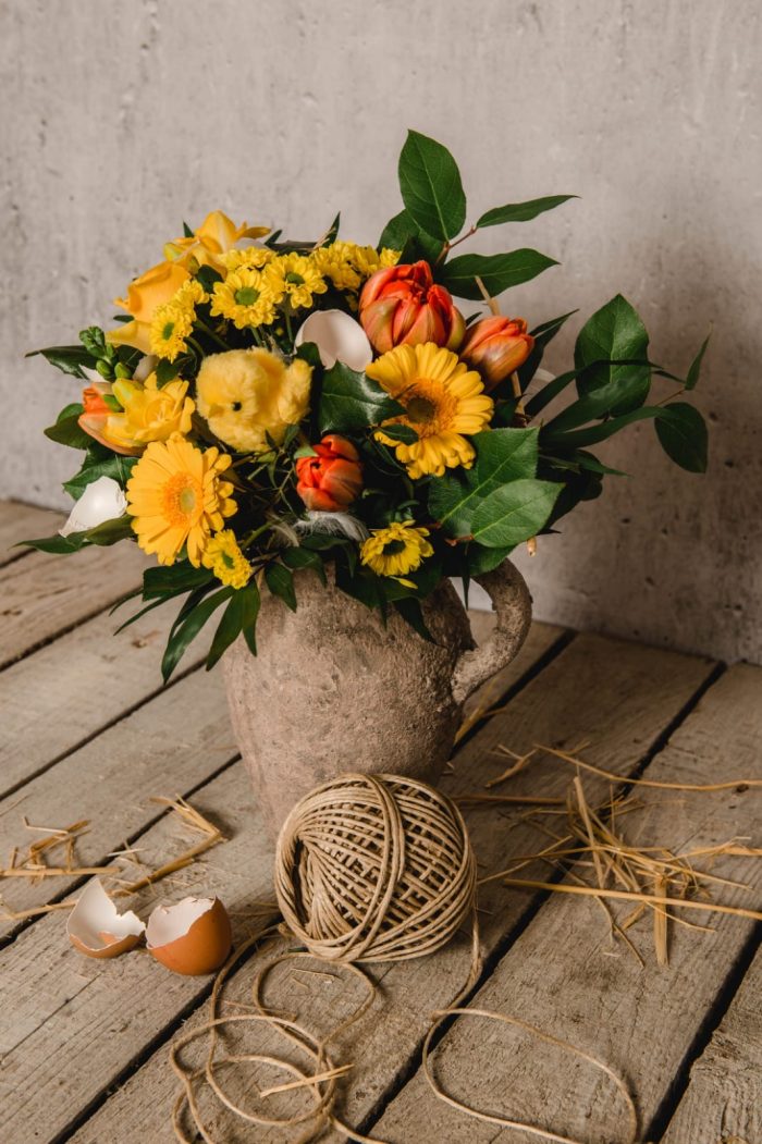 Blumen gel und orange mit Kücken