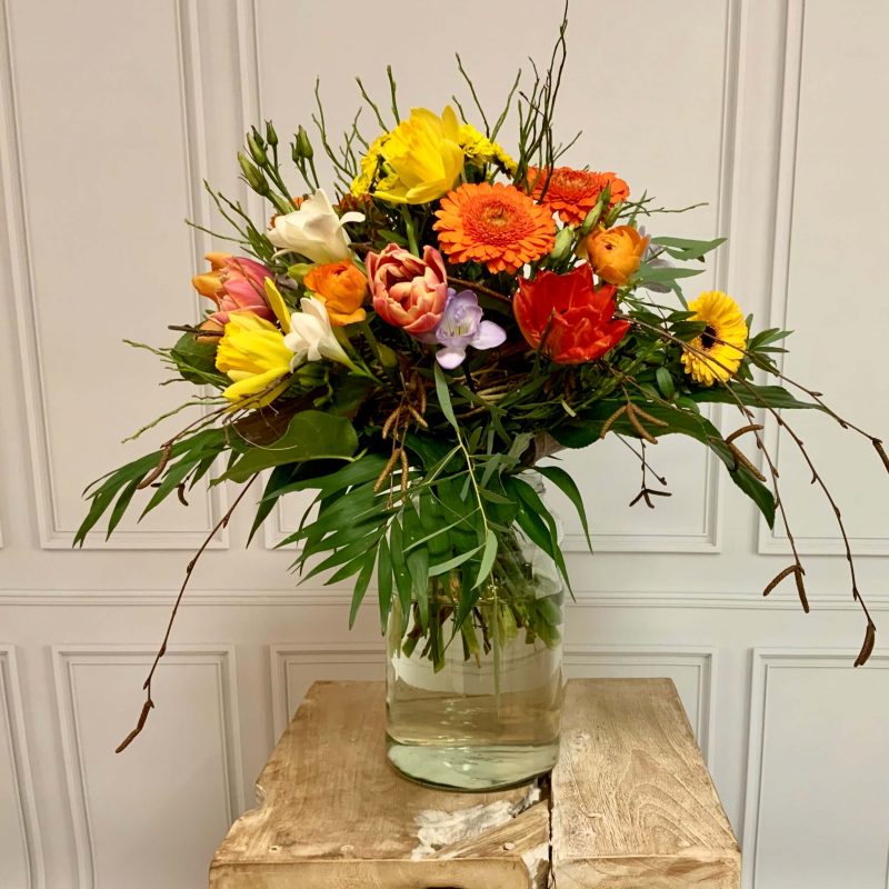 Blumiger Strauß bunter Frühlingsblumen