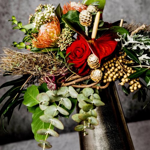 Opulenter Blumenstrauß tropisch in rot natur