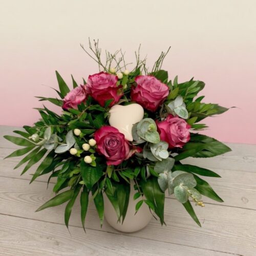 Blumensttrauß mit rosa flieder Rosen und einem Keramik Herz
