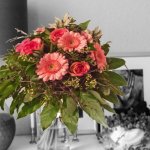 Strauß mit rosa Rosen und Gerbera