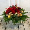 roter Adventsstrauß mit Rosen und Gerbera