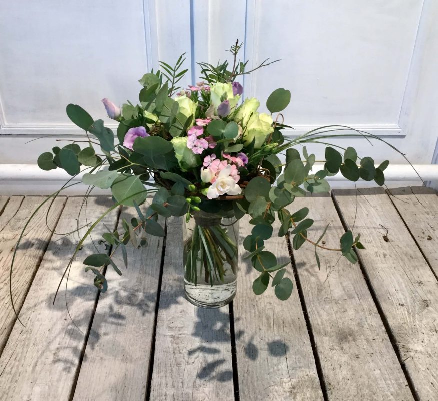 weiße Rosen modern mit Eucalipthus