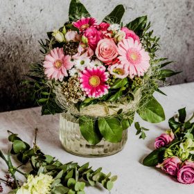Blumenstrauß in rosa auf einem Tisch