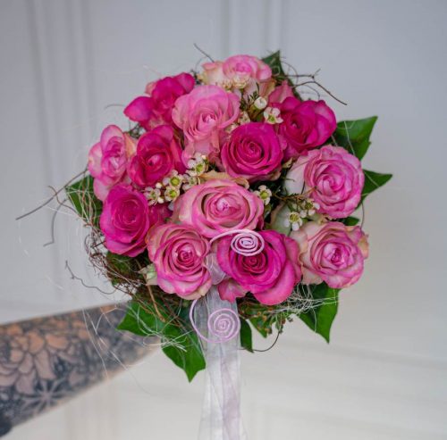 rosa Rosen als Zepter Blumenstrauß gebunden