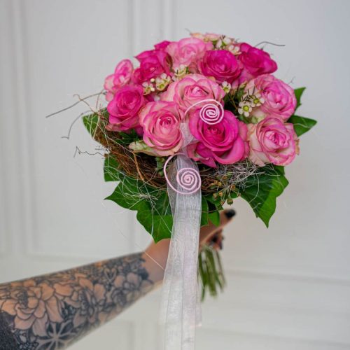 moderner Zepter Strauß Blumen in rosa