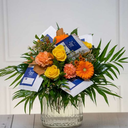 Blumenstrauß gelb orange mit Kaffee