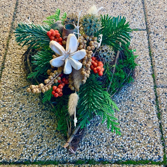 Friedhofsgesteck in Herzform