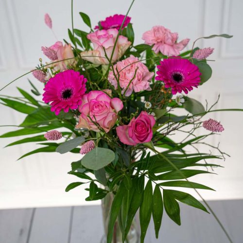 lang gebundener Strauß in rosa