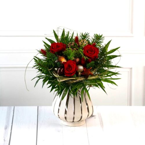 rote Rosen als Weihnachtsstrauß