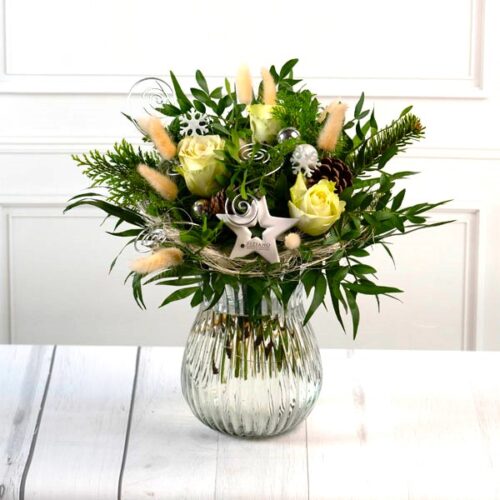 weißer Adventsstrauß mit Tiziano Christbaum Anhänger Stern