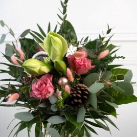 weißer Adventsstrauß mit pinken Rosen