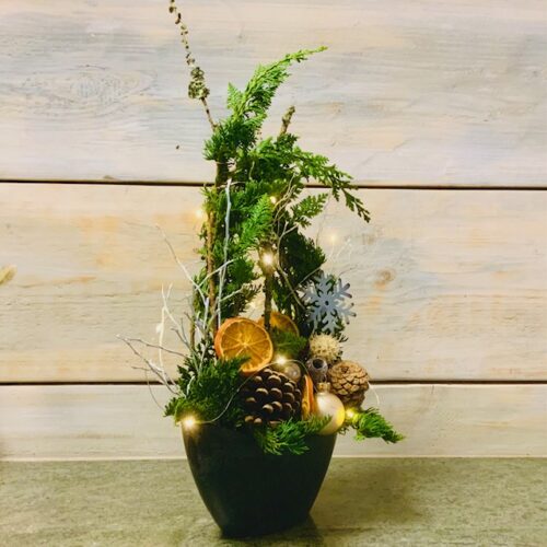 Adventsgesteck Tisch mit LED Lichterkette mit Anthrazit Gefäß quer _hoch gestaffelt gestaltet