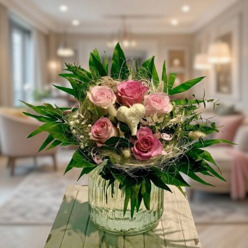 Strauß mit Sisalherz und Rosen in rosa
