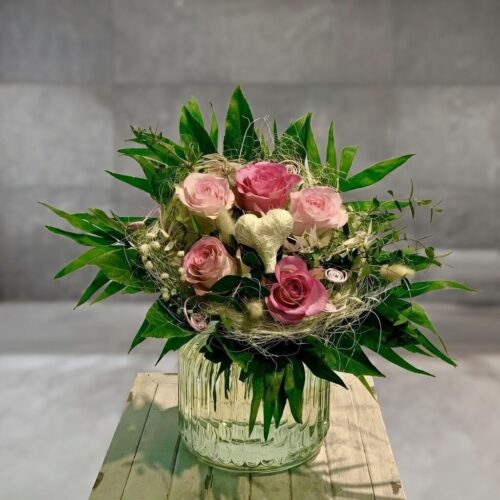 Rosenstrauß mit Herz in rosa
