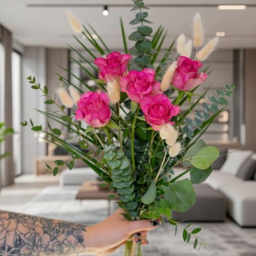 Moderner Genießerstrauß mit rosa Rosen In schönen Ambiente