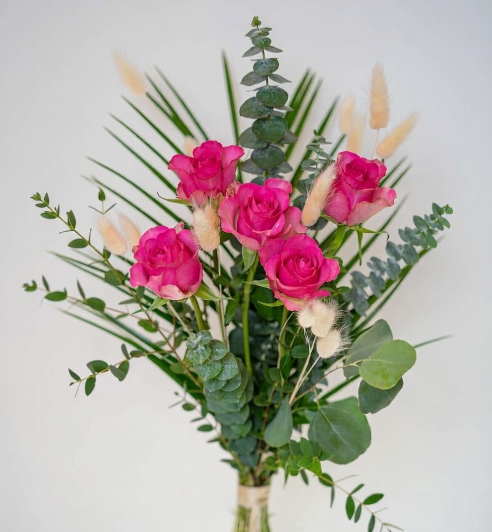 Moderner Genießerstrauß mit rosa Rosen